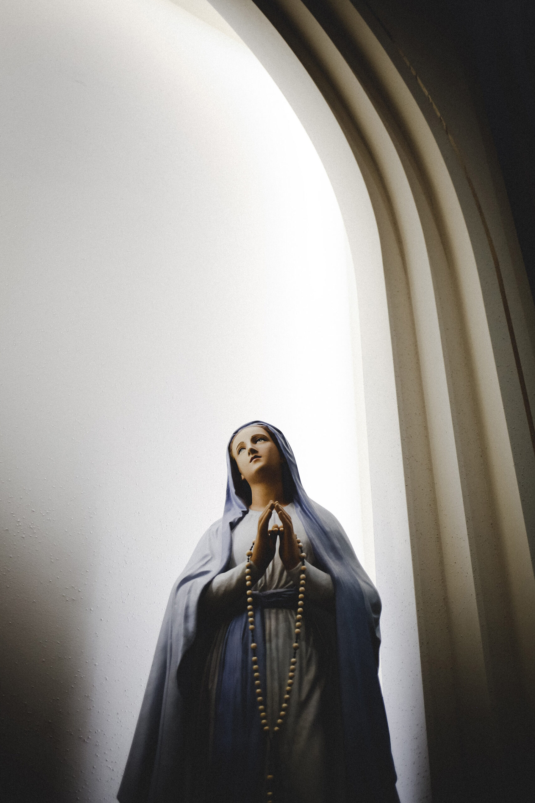 Đức Maria chắp tay